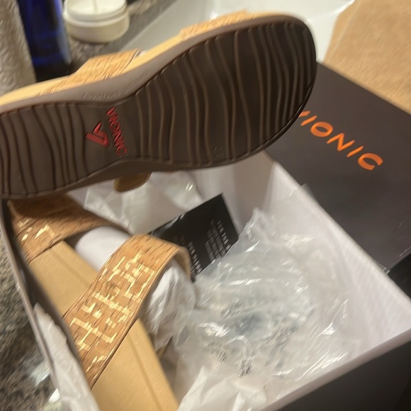 Vionic Sandel 7.5 - Picture 2 of 2